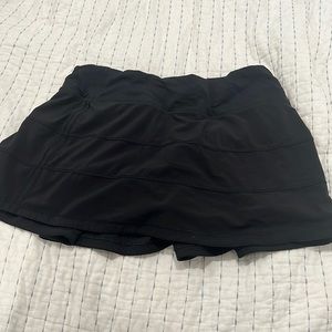 Lulu lemon black skirt, size 6, great condition, worn a few times